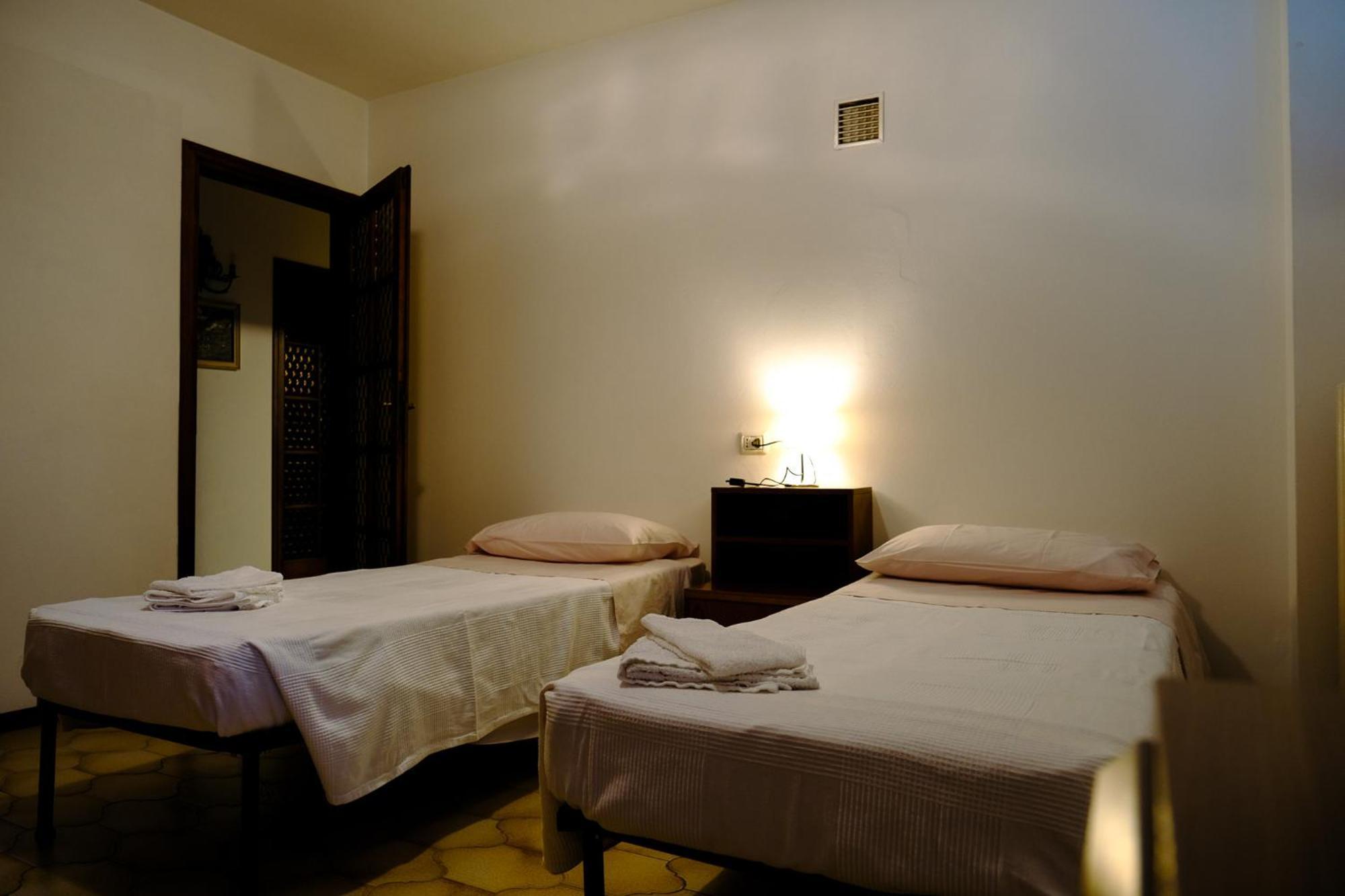 La Casa Dei Perci Apartment วาเรนนา ภายนอก รูปภาพ