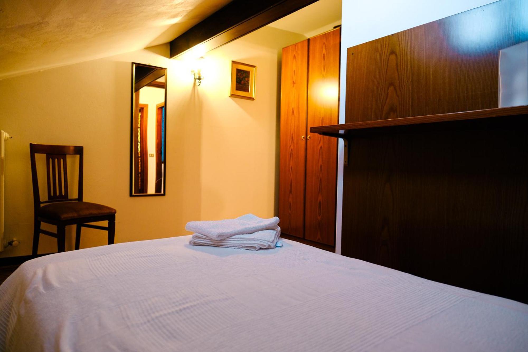 La Casa Dei Perci Apartment วาเรนนา ภายนอก รูปภาพ